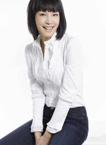 图文:美女足球宝贝之佟晨洁 唇红齿白