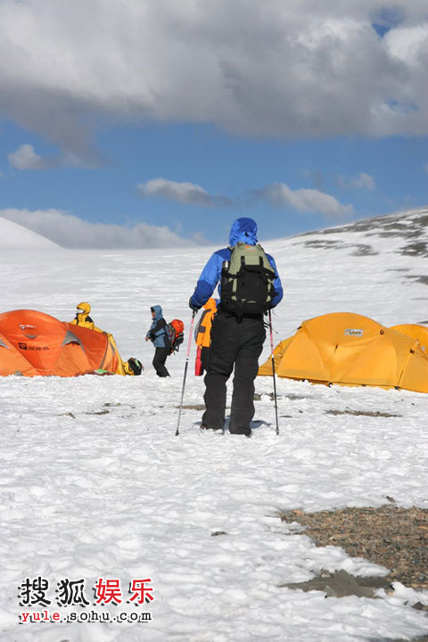 组图:玉珠峰登山队位于海拔5600米的一号营地