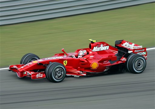 图文:[f1]中国大奖赛排位赛 马萨在比赛中