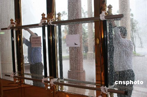 图文:强台风袭击下的台北酒店加固封闭大门