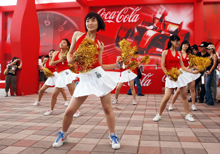 可口可乐极速世界体验 超短裙演绎红色风景(图