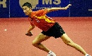 图文：乒乓球团体世界杯 王励勤比赛中奋力回球