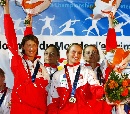 图文：波兰获女花团体金牌 波兰队在颁奖仪式上