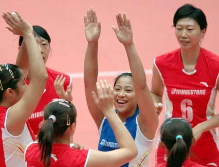 图文:全国女排联赛天津胜八一 天津队员庆胜利