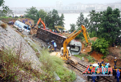 10月8日，由浙江温州开往安徽亳州的N402次旅客列车，行驶至温州市与丽水市交界处遭遇山体滑坡发生脱轨事故。