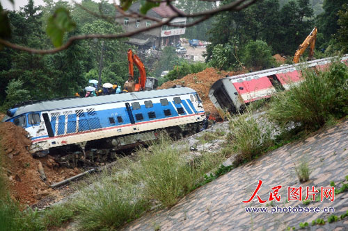 10月8日，由浙江温州开往安徽亳州的N402次旅客列车，行驶至温州市与丽水市交界处遭遇山体滑坡发生脱轨事故。