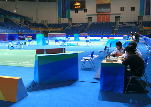 图文:国际羽球邀请赛准备已就绪 测试竞赛设备