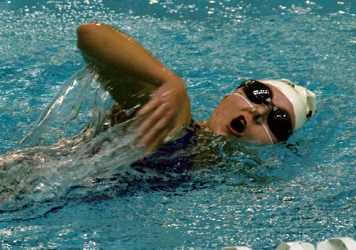 图文:特奥会游泳比赛 美国选手获女子仰泳金牌