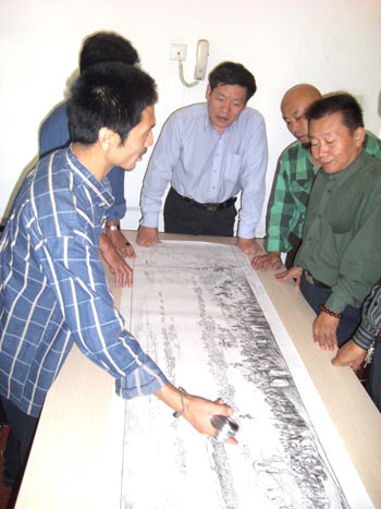 艺委会艺术总监张散石（左一）介绍创作思路