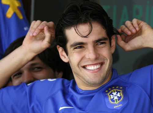图文:[世界杯预选赛]巴西队备战 卡卡笑容满面