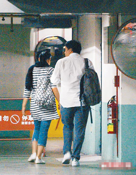 刘若英（左）回家不走大门，直接从地下停车场上楼，进楼梯前她走在前头，陈辉阳则左顾右盼