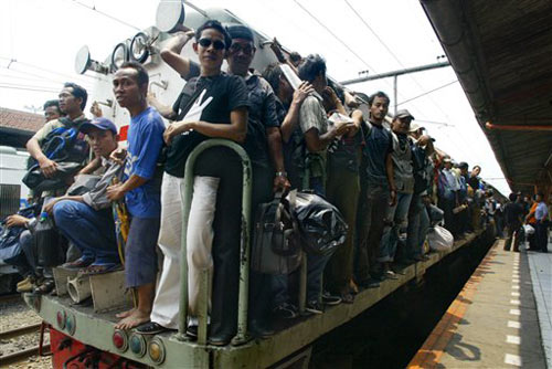 10月10日,在印度尼西亚首都雅加达一处车站,人们挤在火车上回家.