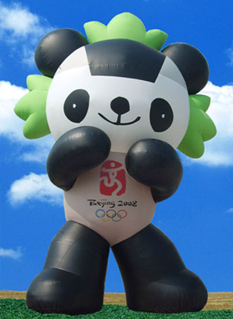 图文：奥运特许商品展示 10米站立式福娃气模