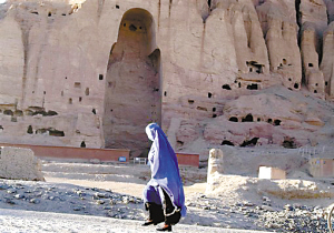 2001年3月，一名阿富汗妇女在巴米扬大佛遗址前走过。