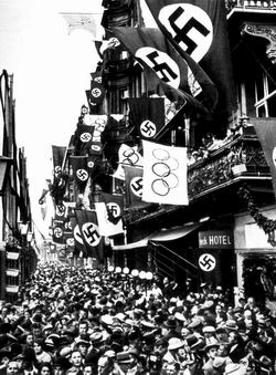1936年柏林奥运会期间，纳粹旗帜和奥运旗帜纠缠舞动，希特勒声称自己改造了德国