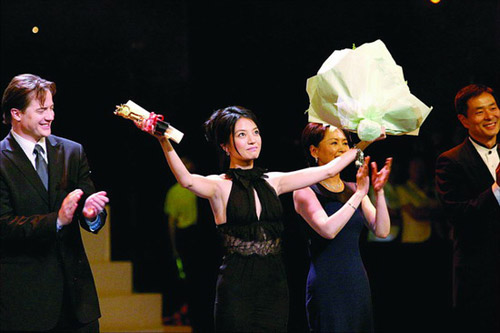 赵薇荣誉:2005年获第八届上海电影节最佳女演