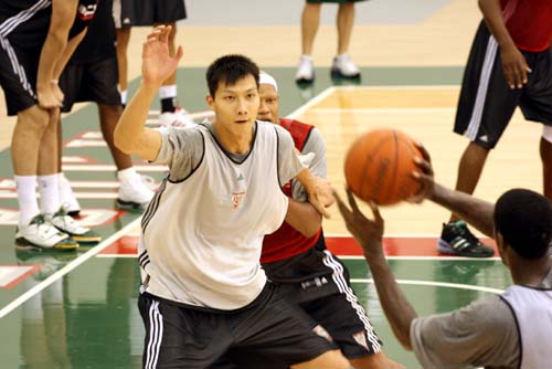 篮球世界 nba 易建联征战nba 易建联图片 易建联训练图 (责任编辑:严