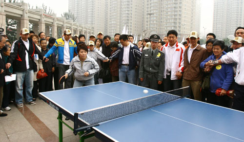 邓亚萍与社区居民打乒乓球