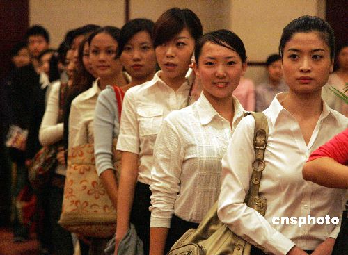 澳门航空在上海招聘 千余美女排长龙应聘(图)