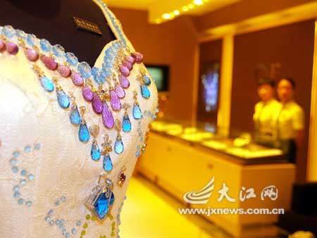 标价99.9999万元的天价婚纱，上面点缀着大量彩色宝石。