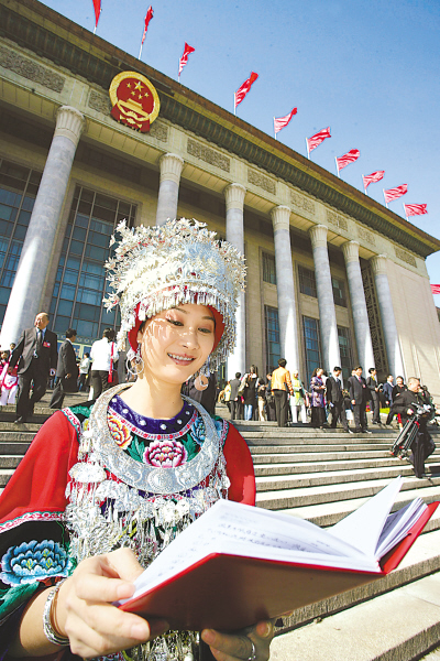 10月15日上午,云南代表团苗族代表麻晓玲步出会场.