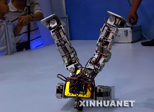 10月15日，一款娱乐机器人在高交会上表演倒立。