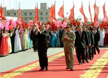 越共总书记50年来首访朝，金正日赴机场迎接。