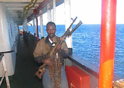 索马里海盗高举自动枪支和弹药炫耀武力.早报资料