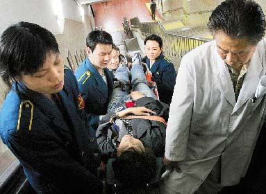 北京地铁内妇女突晕倒 站长率员工紧急施救(图