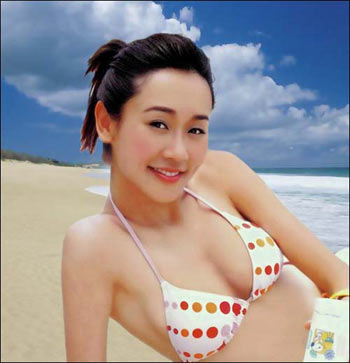 图文：性感港姐杨思琦瞄上飞人 沙滩写真