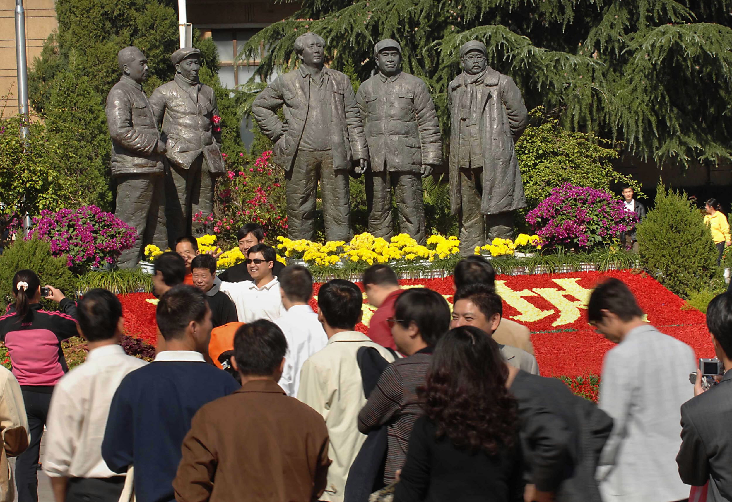10月17日,游客们在西柏坡纪念馆广场的"五大书记塑像"前参观