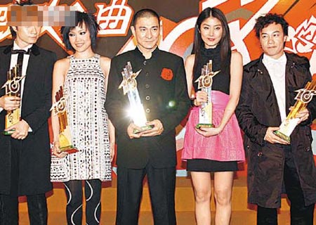 今年初举行的劲歌颁奖礼，Kelly坐足整晚只得一个“亚太区最受欢迎香港女歌星”奖，连一首金曲也没有