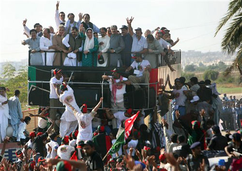 10月18日，巴基斯坦前总理贝·布托乘坐一辆经过改装的卡车向她的支持者挥手致意。