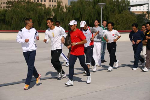 图文:马拉松冠军特罗萨集训营 马武军指点选手