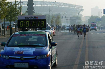 图文：07北京马拉松开跑 运动员跑过奥运场馆