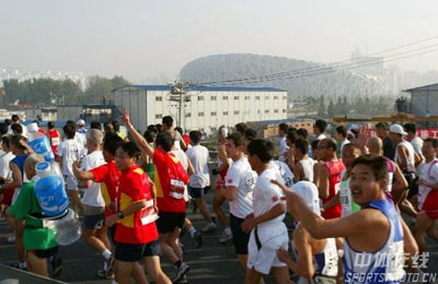 07北京马拉松开跑 业余组选手乐在其中