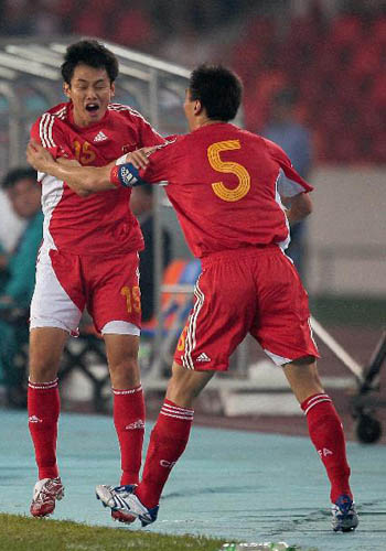 图文:[资格赛]国足7-0缅甸 大头祝贺刘健