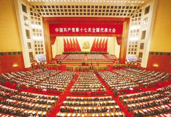 代表7300多万党员的2200多名党的十七大代表和特邀代表,以无记名投票