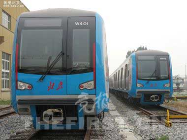 网友拍摄的地铁10号线新车 "我爱北京"网