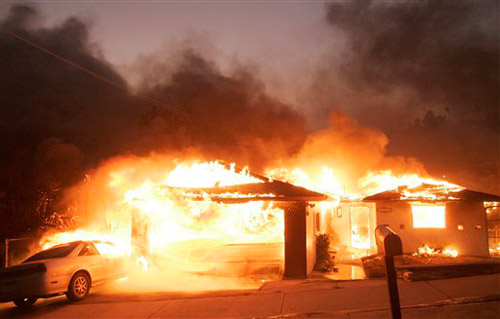 10月21日，在美国加州的峡谷村，一处住宅燃起熊熊大火。