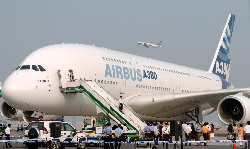 当日,空中客车a380飞抵广州白云机场,拉开了空客a380在我国广州,上海