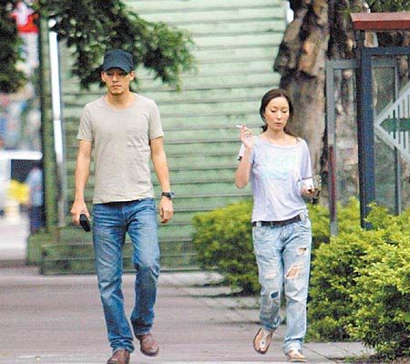 张震（左）日前带吴家欣到他开的pub巡视，她边走边抽烟