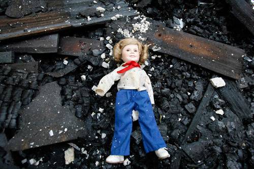 10月23日，美国圣迭戈县的圣达菲地区，一个布娃娃躺在化为灰烬的废墟上。