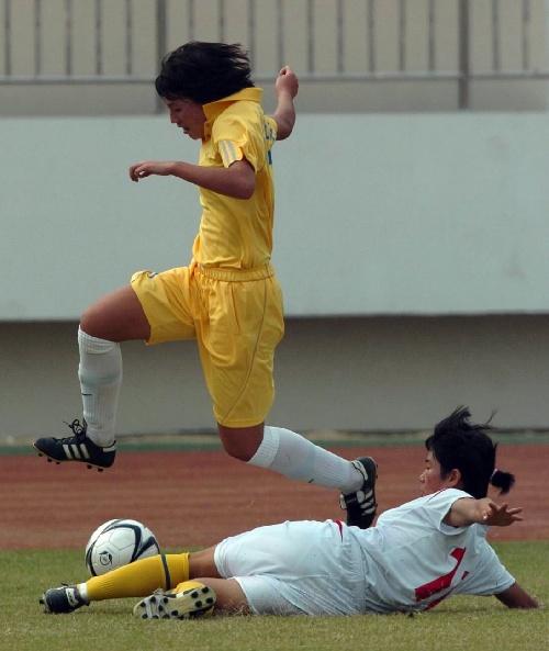 图文:城运会女足上海浦东4比0胜成都 飞身滑铲