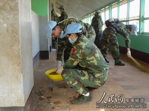 中国维和部队官兵在瓦乌平民医院打扫卫生