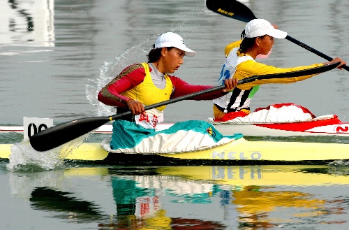 图文:城运会女子皮艇12公里决赛 奋勇争先