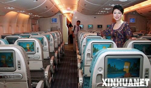 新华网新加坡10月25日电(记者郑晓奕)全球第一架空中客车a380型客机