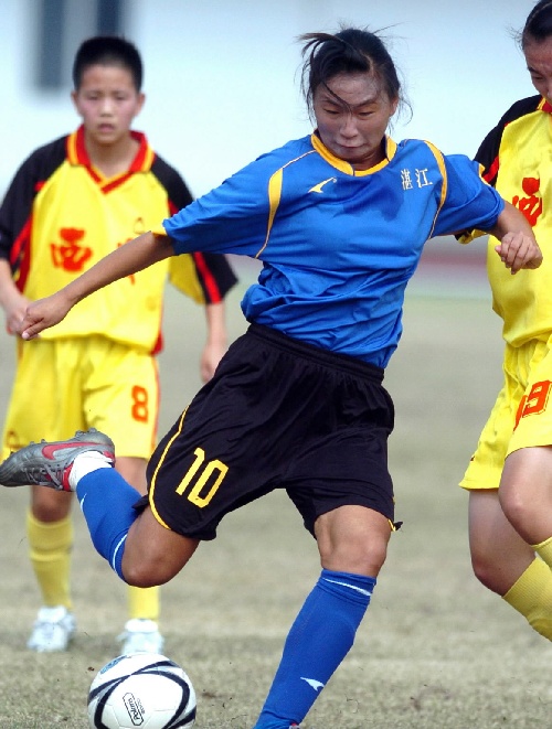 图片:城市运动会女子足球比赛 吴婷带球突破