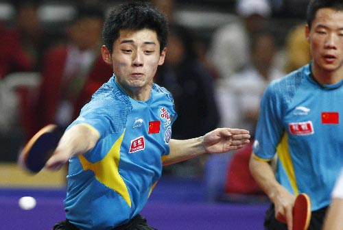 图文：城运会乒乓球男双决赛 青岛张继科回球