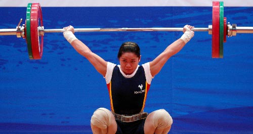 图文:城运会举重女子53kg 左梦霞举起杠铃